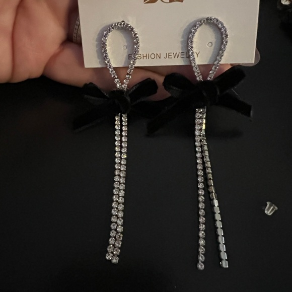 🎀🖤 Rhinestone Earrings 🖤🎀 - Picture 3 of 5
